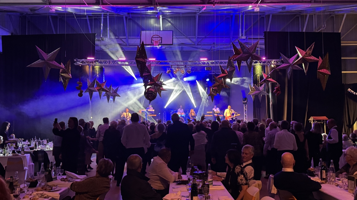 D’une salle de sports à une salle de spectacle.  