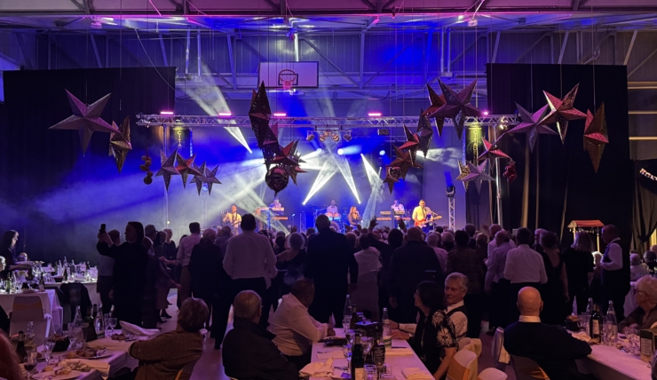 D’une salle de sports à une salle de spectacle.  